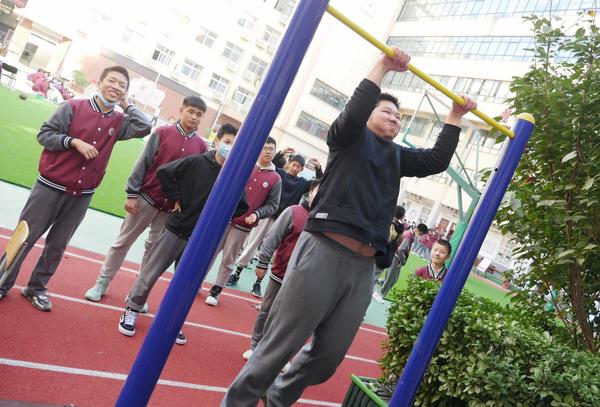 男生测试引体向上 男生测试引体向上