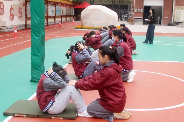 女生测试仰卧起坐 女生测试仰卧起坐
