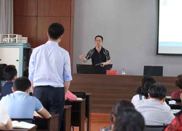 来松涛与现场教师互动 来松涛与现场教师互动