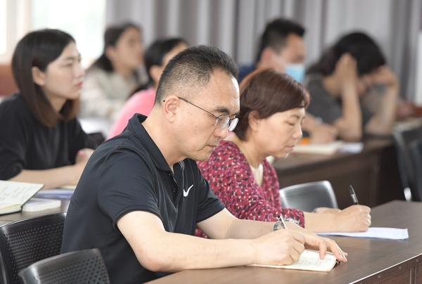现场教师认真记录笔记 现场教师认真记录笔记