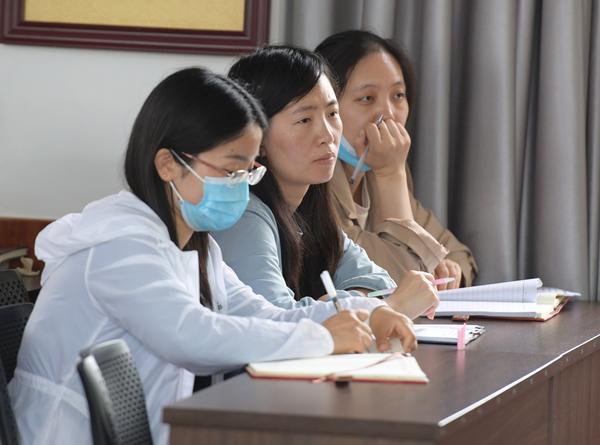 现场教师认真聆听 现场教师认真聆听