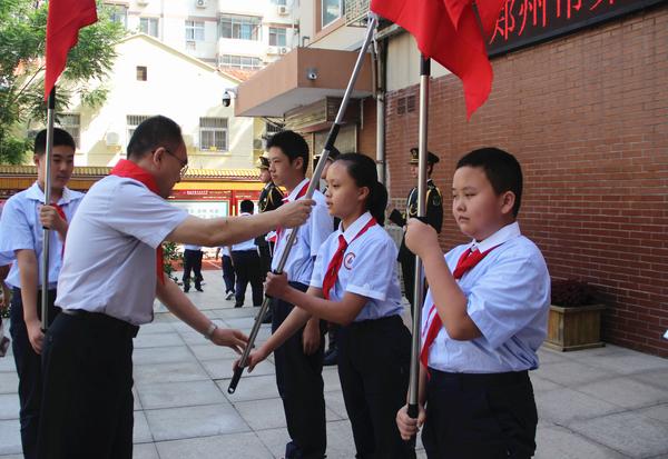 常晋波书记为各中队授旗 常晋波书记为各中队授旗
