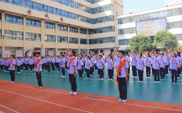 全体学生面向国旗敬礼 全体学生面向国旗敬礼