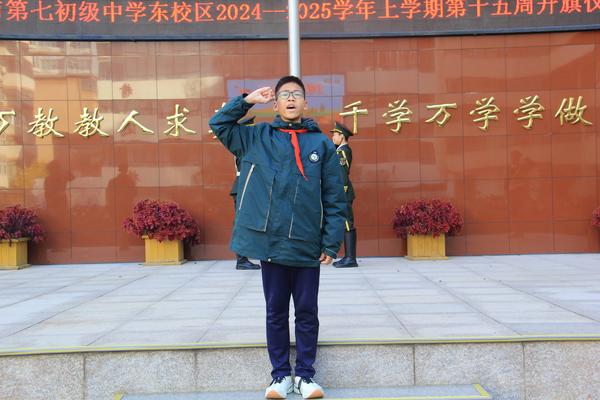 5杨耀东同学带领全体师生宣誓 5杨耀东同学带领全体师生宣誓