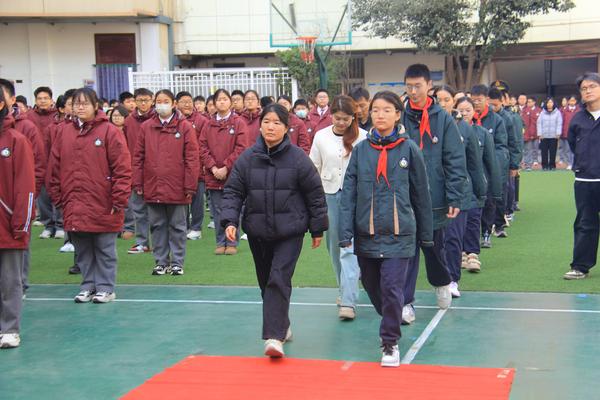 14孩子和父母一起走过红毯，分享喜悦和光荣