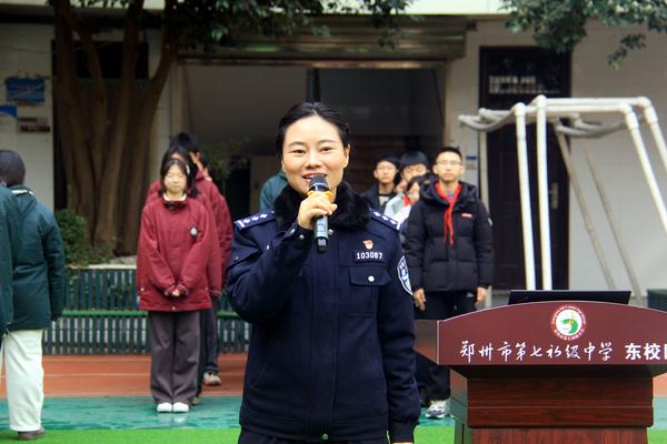 法治副校长、经八路派出所副所长曾夏楠主讲法治安全教育 法治副校长、经八路派出所副所长曾夏楠主讲法治安全教育