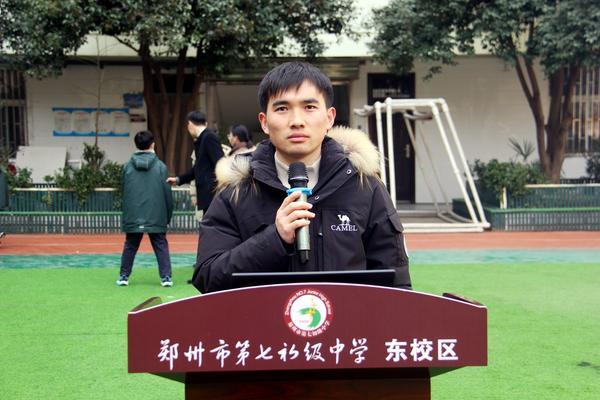 八年级管委会老师王志彦,宣读表彰学生名单并进行年级总结 八年级管委会老师王志彦,宣读表彰学生名单并进行年级总结