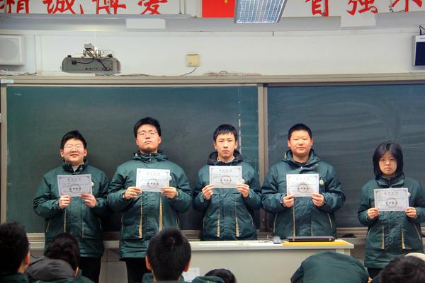各班进行总结表彰 各班进行总结表彰