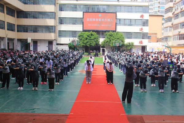 学生还礼