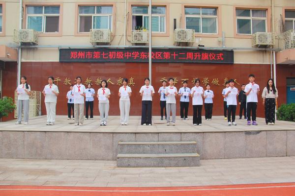 七八年级管委会老师颁发突出进步生